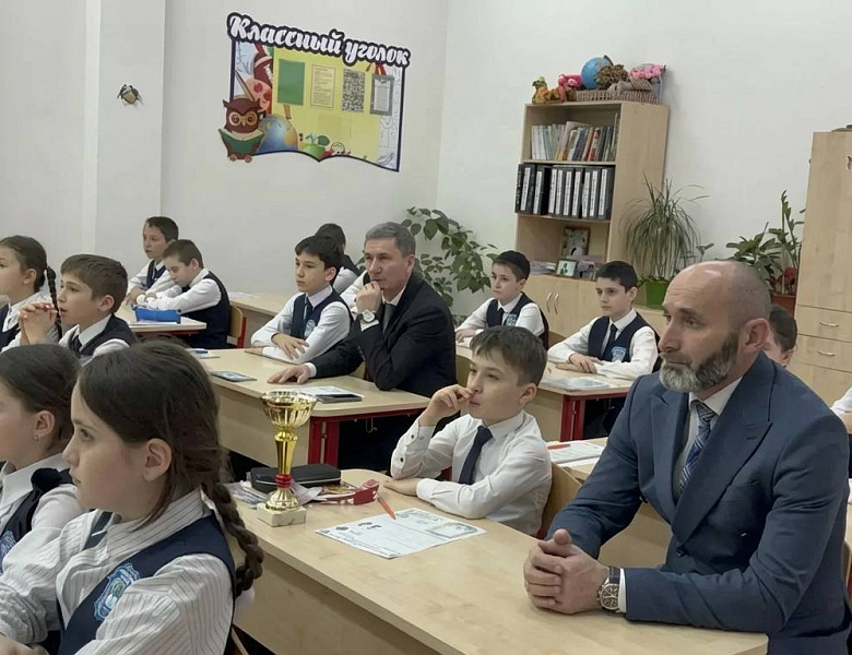Министр экономического развития РИ Исрапил Гиреев провел патриотический урок для школьников в преддверии Дня защитника Отечества